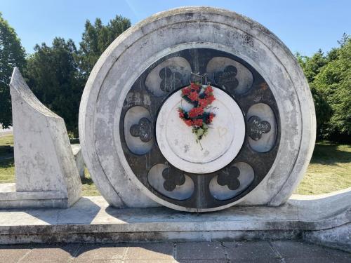 Споменик у Баваништу