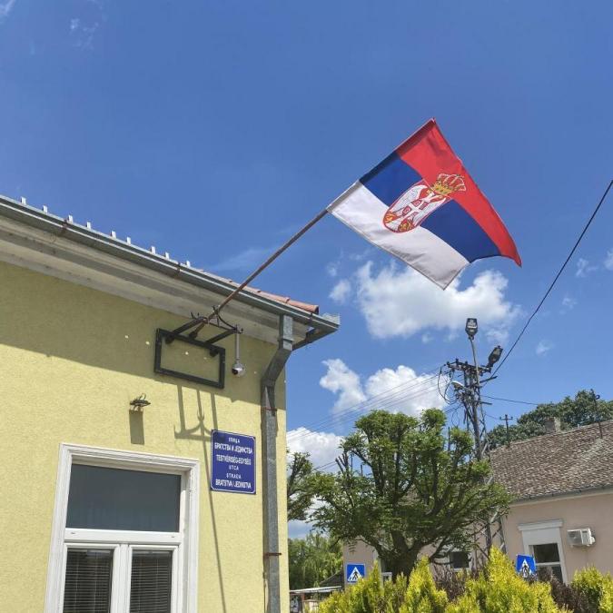 Застава Србије на згради МЗ Скореновац